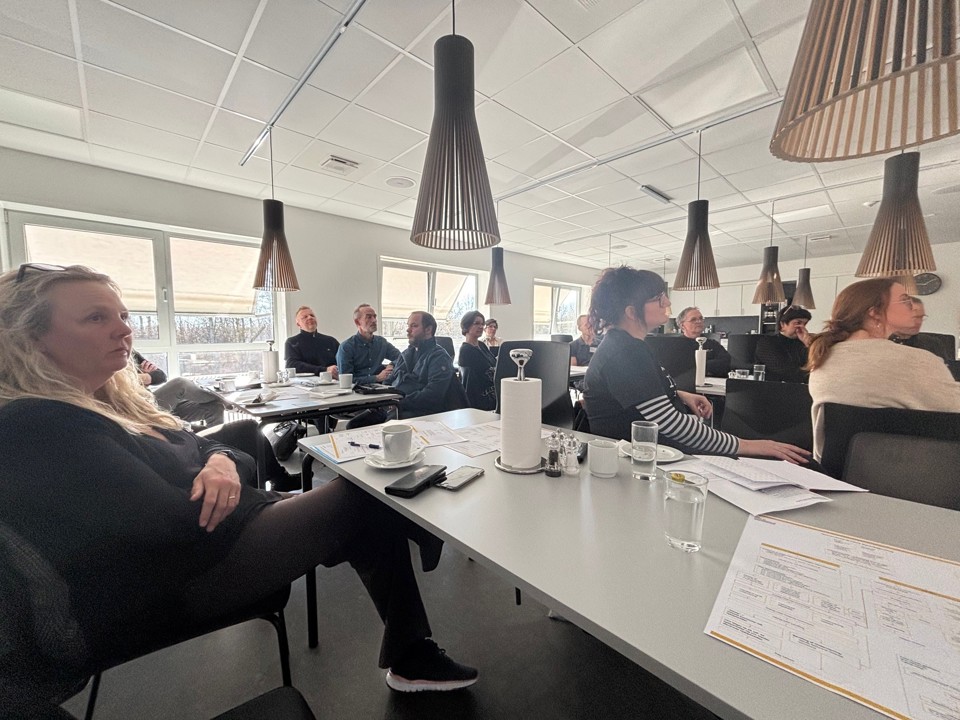 Medarbejdere fra KCO og CKV lytter til oplæg