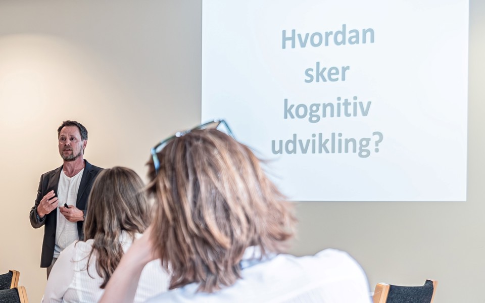 Jens Wilbrandt står og underviser