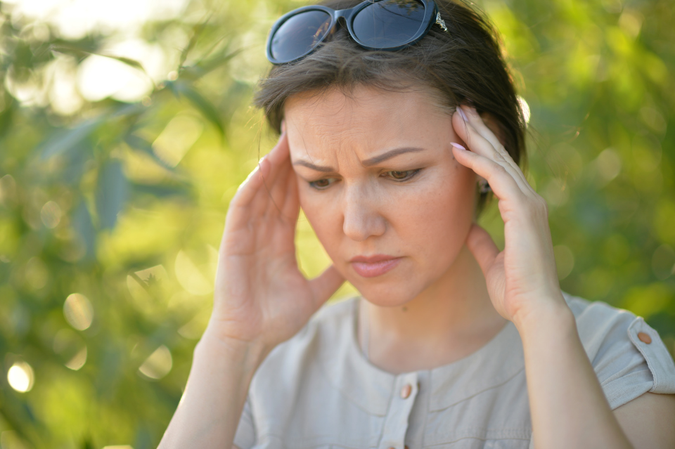 Billede af en kvinde med tinnitus.