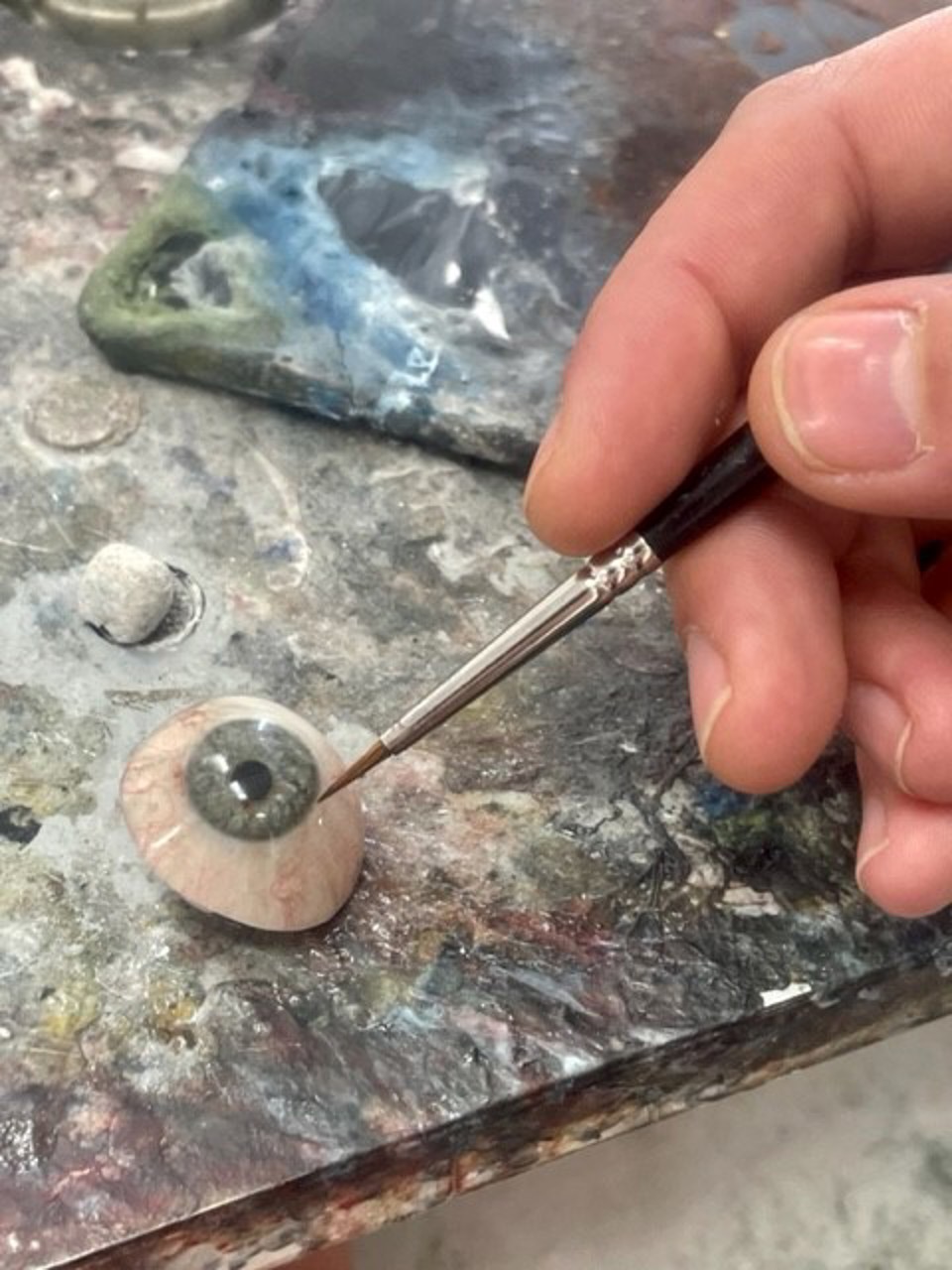 Øjenprotese bliver malet