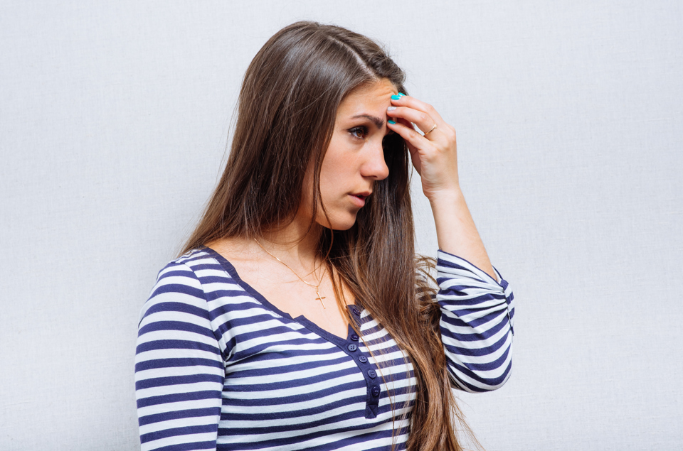 Ung kvinder tager sig til panden