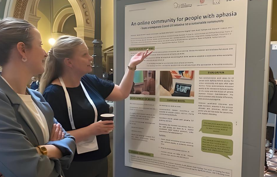 Medarbejder fra CKV viser poster om projekt