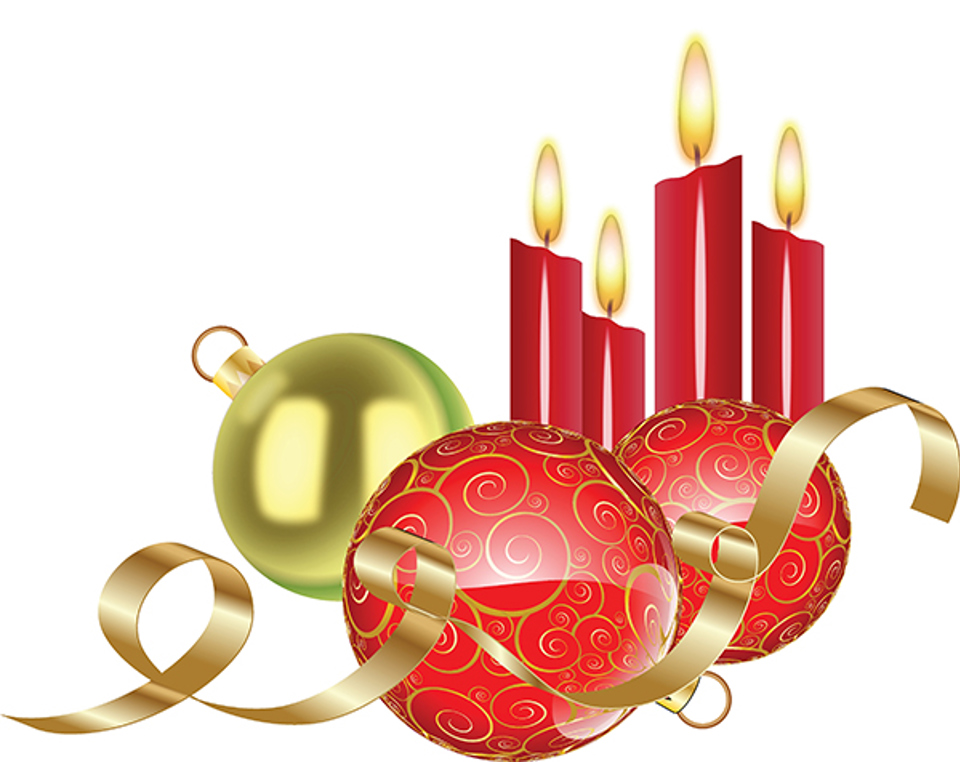 tændte stearinlys og julekugler