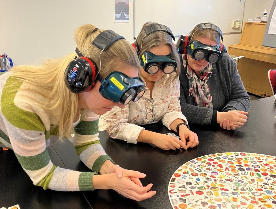 3 hørekonsulenter spiller spil med dobbelt sansetab