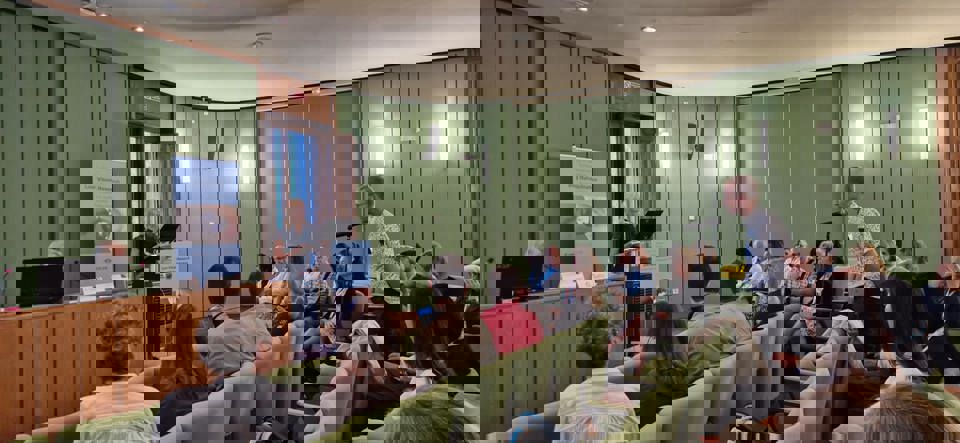 Jesper Nielsen fra CKV står op og stillet et spørgsmål til foredragsholderen. Der er mange folk i lokalet og de virker meget koncentrerede