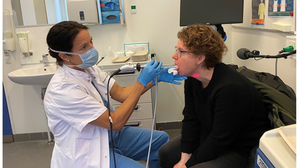 Borger for undersøgt sine stemmelæber