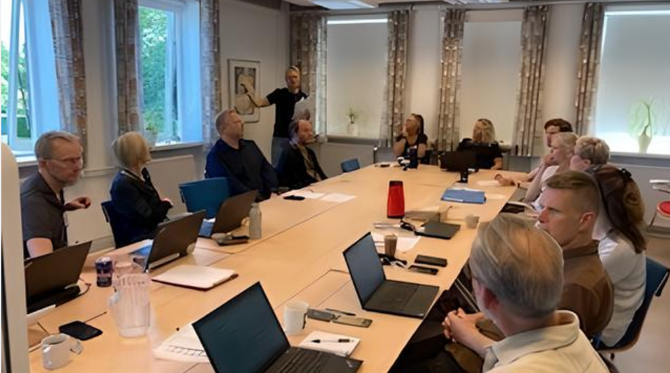 Medarbejderne ved CKV Syn lytter til et foredrag om tolkning af synsfelter