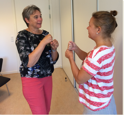 To kvinder kommunikerer sammen med Tegn Til Tale